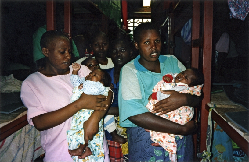 Prisonnières avec leurs bébés, 1995 © Hervé Deguine