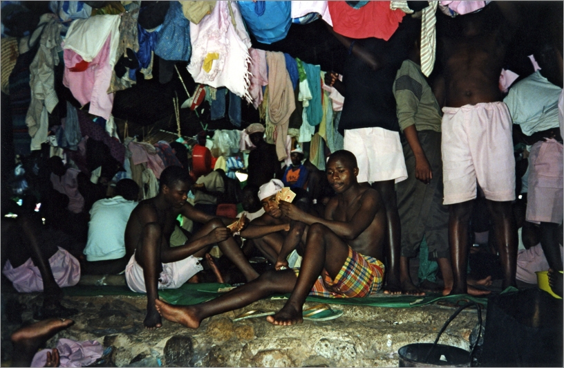 Prisonniers jouant aux cartes, Prison centrale de Kigali, 1995 © Hervé Deguine